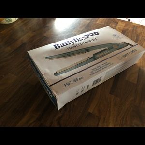 BaByliss Pro Nano Titanium hair straightener